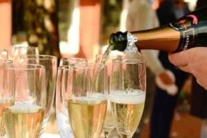 Service of champagne or sparkling wine