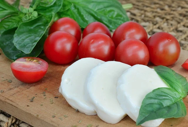 mozzarella-cheese-with-tomatoes